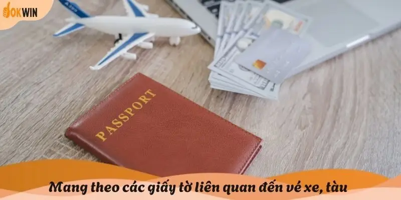 Mang theo các giấy tờ liên quan đến vé xe, tàu